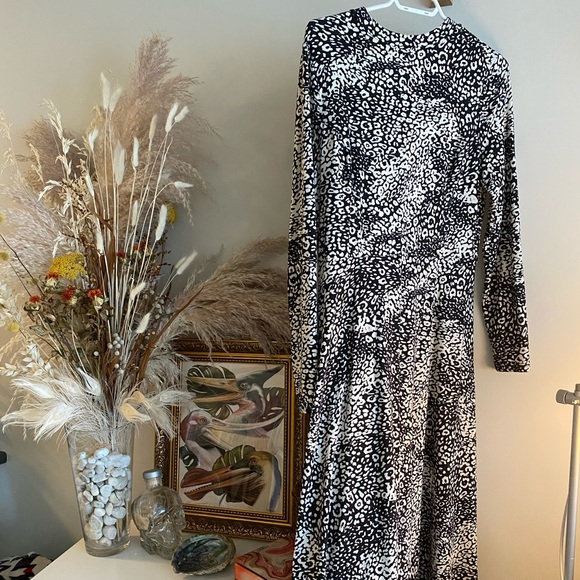 New look black and white fit and flare dress going to goodwill on Jan 28th - Picture 1 of 3